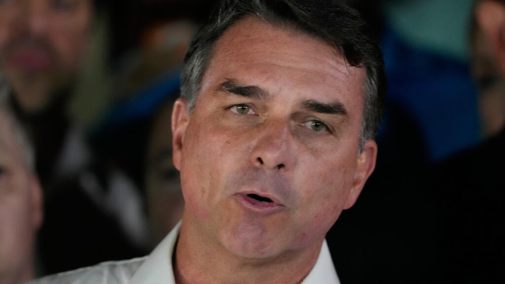 Brésil : les passeports de Flavio Bolsonaro annulés, l'Argentine nie toute fuite par son territoire