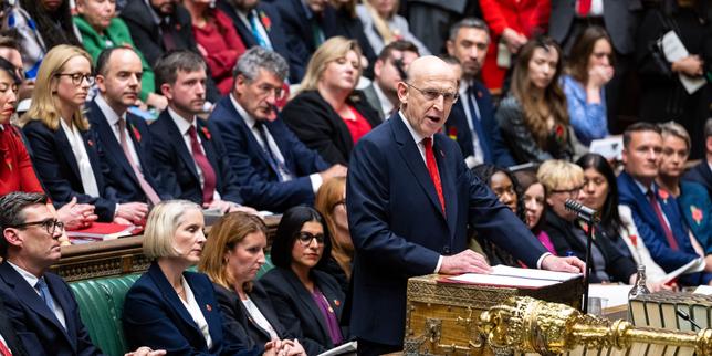 Au Royaume-Uni, un budget contraint par les « tempêtes économiques mondiales » et la dette