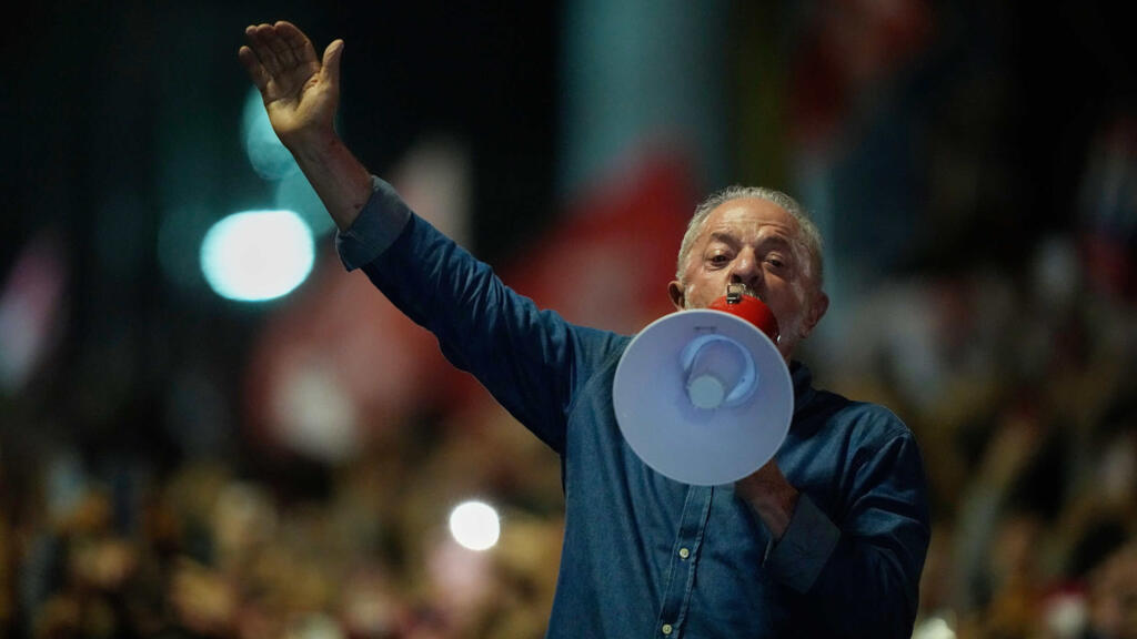 Lula décroche un quatrième mandat au Brésil mais devra gouverner sans majorité