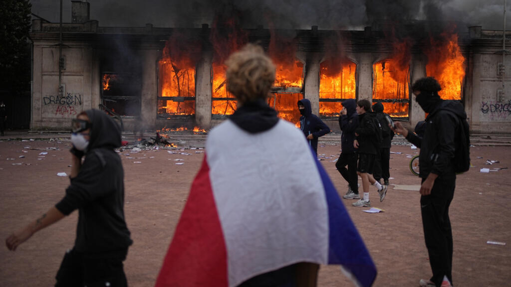 Pouria Amirshahi, co-rapporteur sur les violences du 17 octobre invité au cœur de l'info