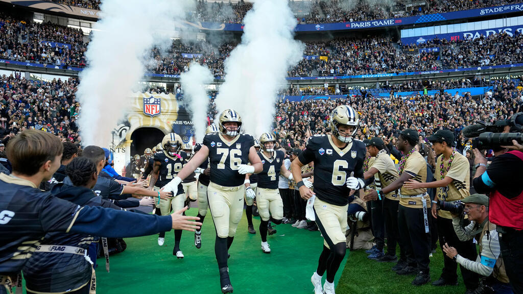 Maillots, 'who dat', serviettes jaunes et cheerleaders : Paris aux couleurs de la NFL