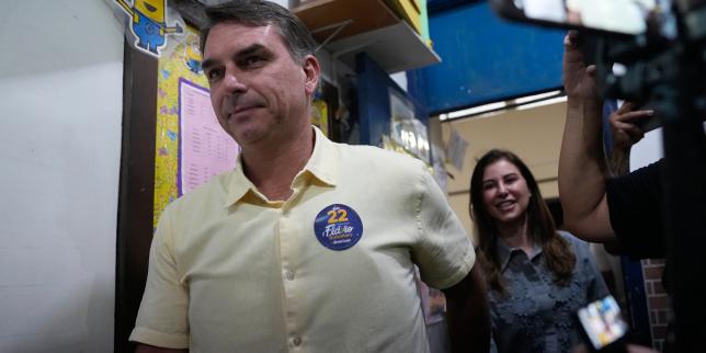 Au Brésil, une enquête ouverte sur un possible financement étranger de la campagne de Flavio Bolsonaro