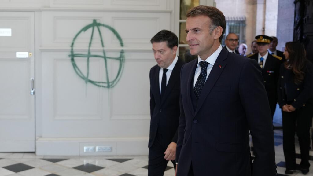 France en direct : Emmanuel Macron juge que samedi prochain sera "à risque"
