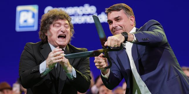 Fuite de Flavio Bolsonaro : en Argentine, l’opposition accuse Javier Milei de l’avoir aidé à rejoindre les Etats-Unis