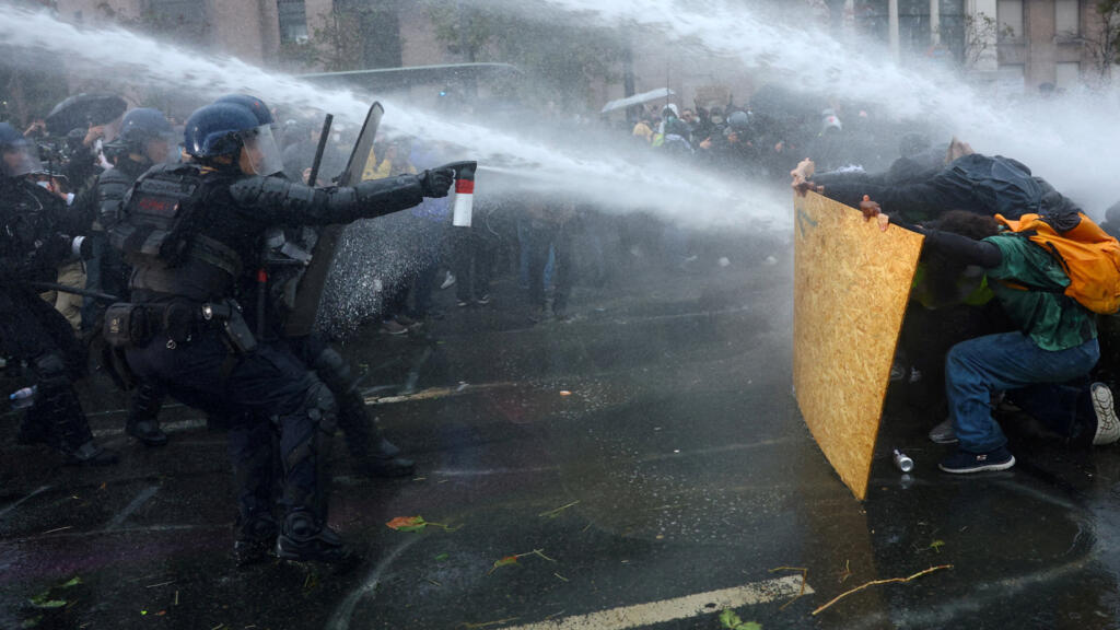 Mobilisation en France : "un dispositif exceptionnel" de 70 000 forces de l'ordre déployé