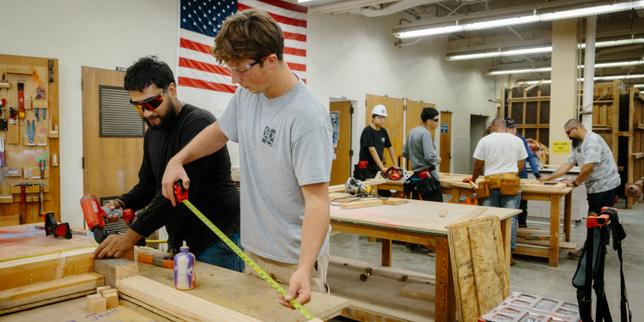 « L’IA ne va pas aller sous les maisons pour installer des tuyaux » : aux Etats-Unis, le nouvel attrait pour les formations aux métiers manuels