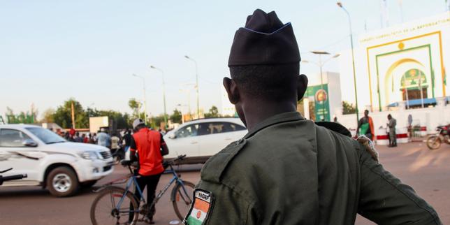 En Algérie, le Parlement autorise l’envoi d’unités militaires au Niger