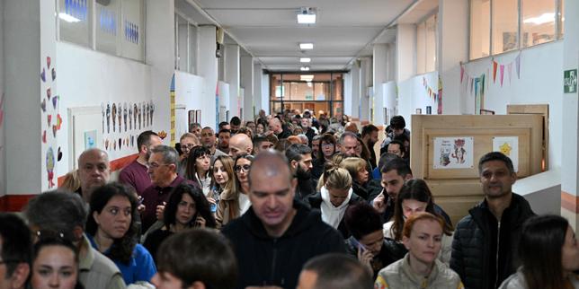 Législatives en Serbie : les serbes se déplacent aux urnes en images