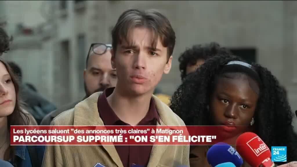 Les lycéens saluent l’annonce de la suppression de Parcoursup à leur sortie de Matignon