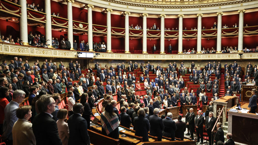 Trappes : minute de silence à l'Assemblée, Lecornu accuse la gauche de "faire le jeu du RN"