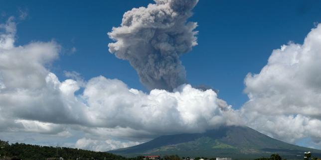Aux Philippines, le volcan Mayon a craché une colonne de cendres d’environ 3 000 mètres