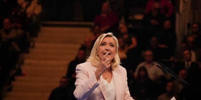 Présidentielle 2027 : à Orléans, Marine Le Pen lance sa campagne entre radicalité et « optimisme », dans une ville en état de siège