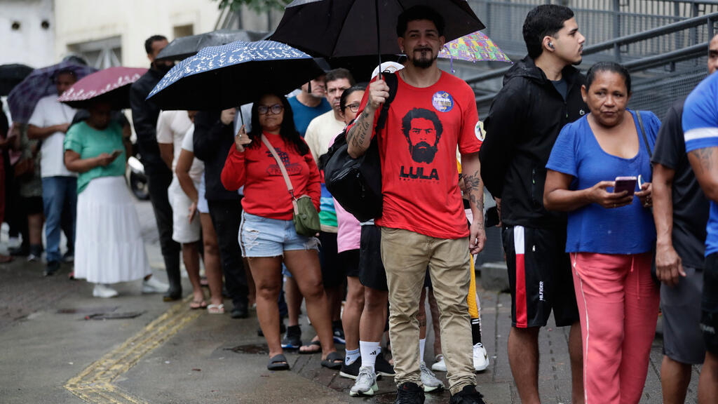 Le Brésil aux urnes pour départager Lula et Bolsonaro, au coude-à-coude