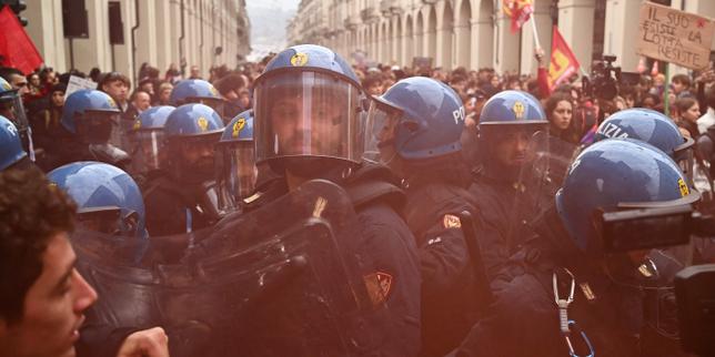 En Italie, des milliers de jeunes et de travailleurs manifestent sous haute surveillance