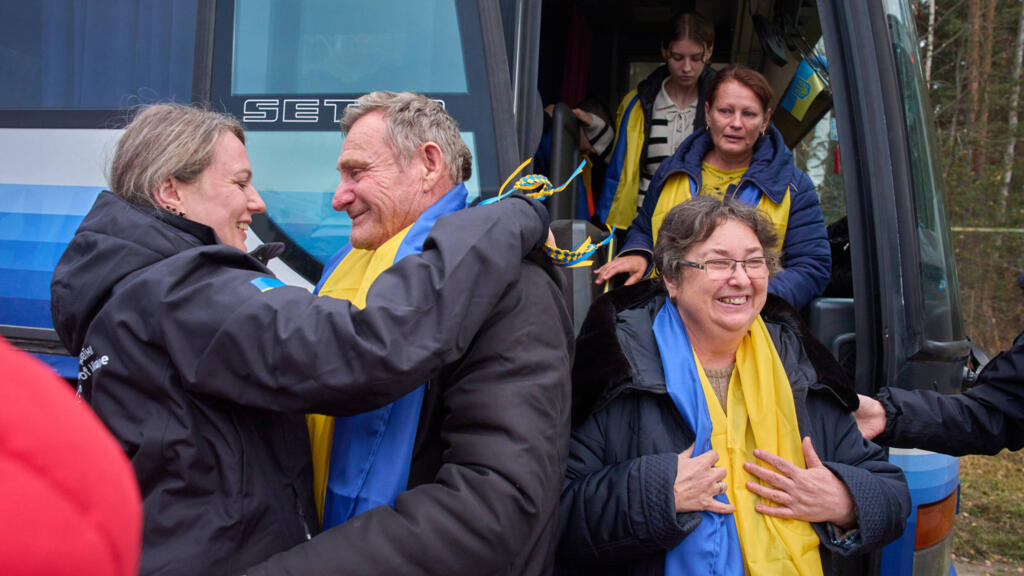 En Ukraine, des habitants d'Olechky retrouvent leurs proches après avoir été évacués