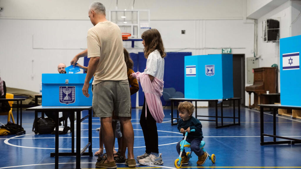 En direct : ouverture des bureaux de vote en Israël, Netanyahu à l'épreuve des urnes