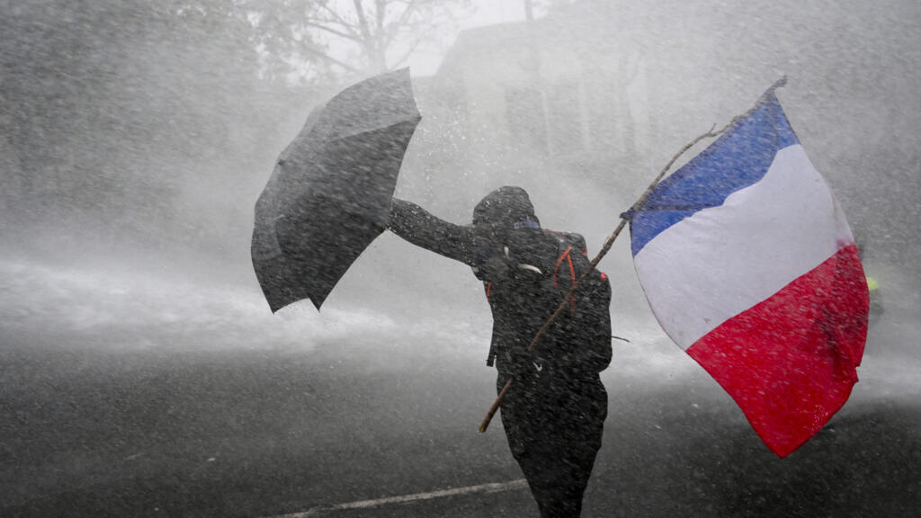 Manifestations, milices d'ultradroite, Halloween… un week-end sous haute tension en France