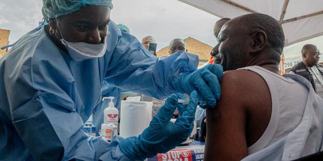 Ebola : plus de 10 000 cas recensés en Afrique, la grande majorité en RDC, et 4 887 morts