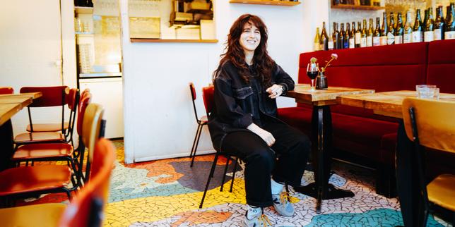 Un apéro avec Laura Cahen : « Qu’est-ce que ça peut faire si je préfère une fille dans mon lit ? »